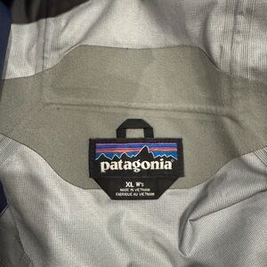 Patagonia Navy XL women’s rain Jacket with pit zips